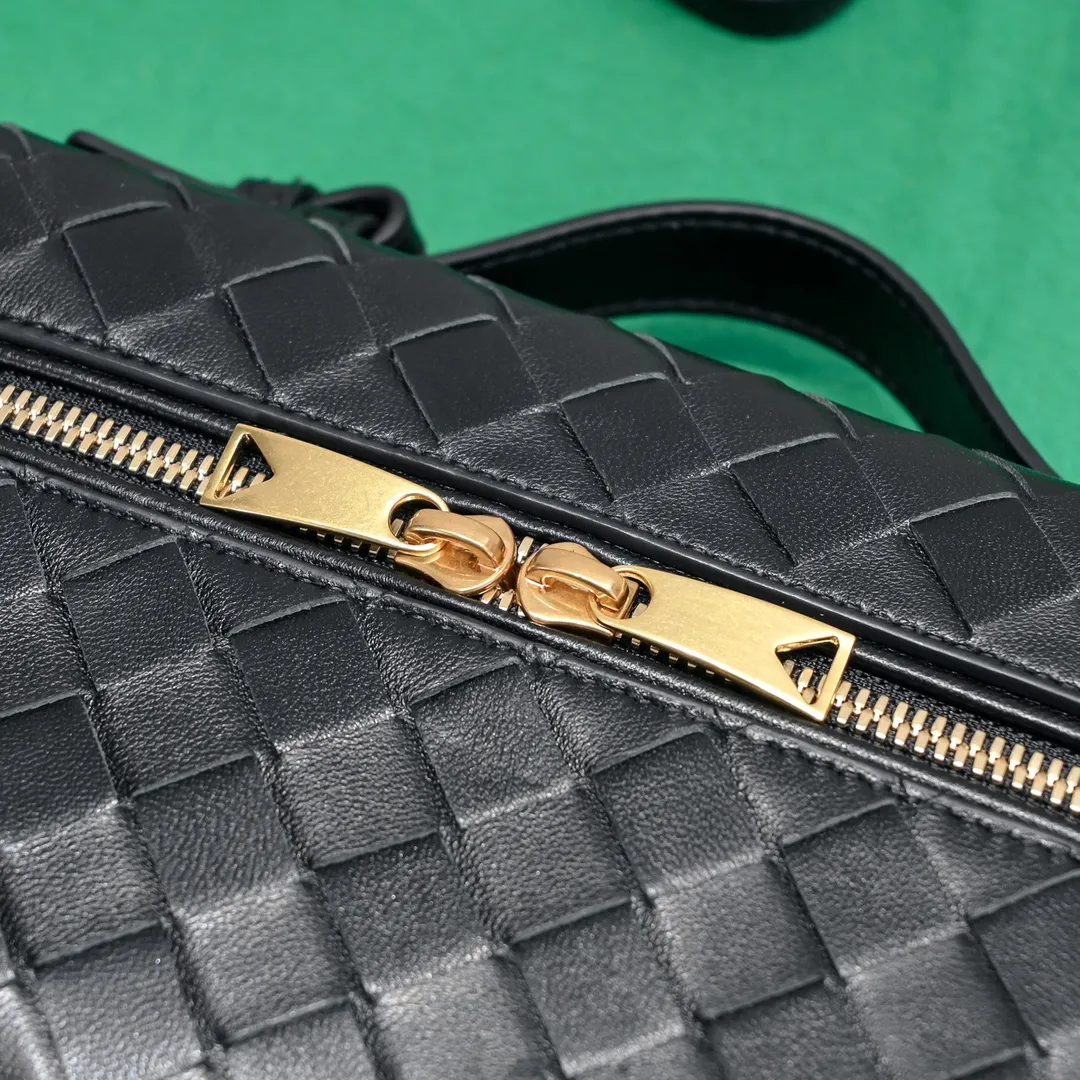 Batch 1360 Bottega Veneta 24 spring and summer woven zipper crossbody bag. A crossbody bag that can be used as a cosmetic bag. The exquisite weaving and compact body are an indispensable accessory for the upcoming summer. The double zipper also better protects the bag. It has a large capacity. If you like it, don’t miss it. Style number: 9109 Size: 22*12.5*5cm
